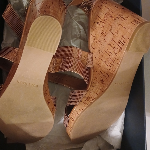 BNIB Cole Haan size 8 platform gold - Picture 3 of 8